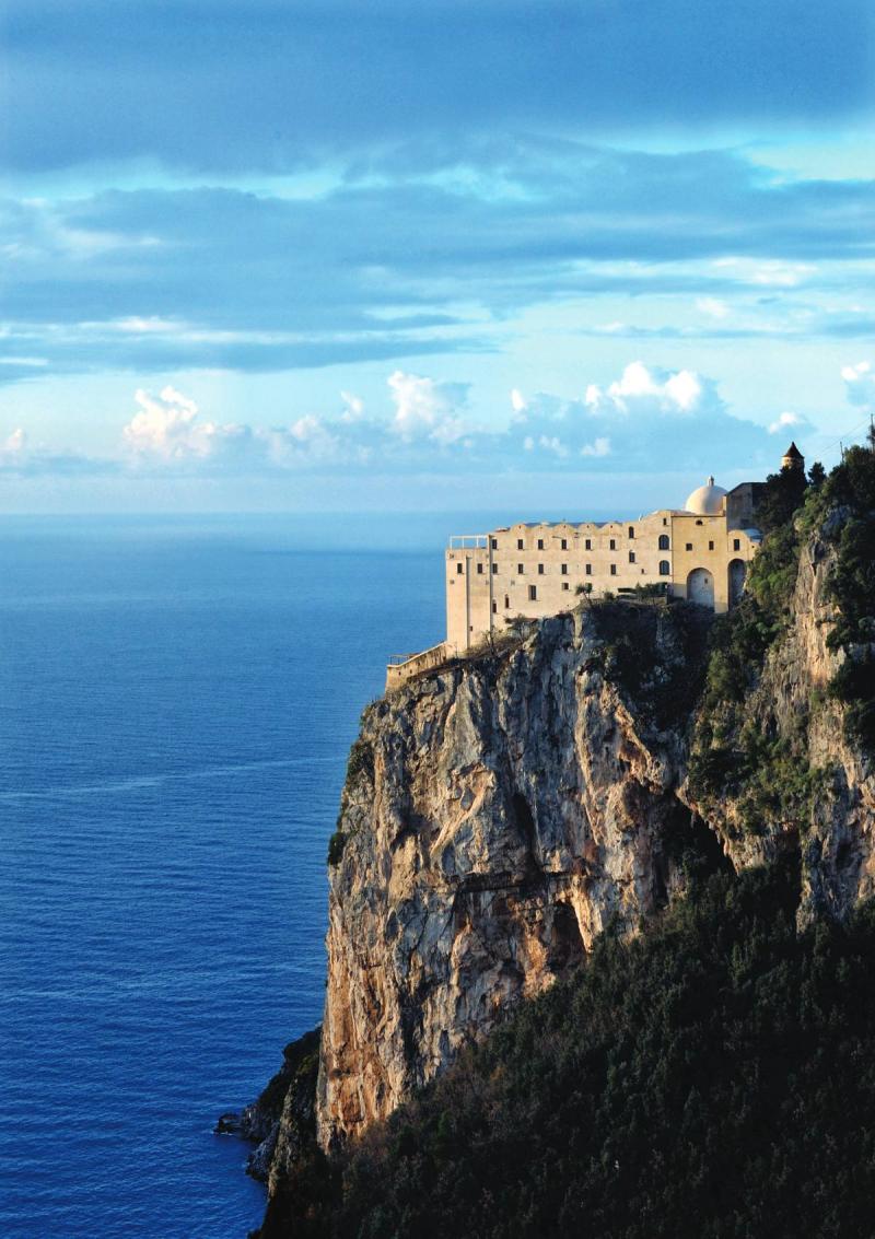 يجثم فندق Monastero Santa Rosa Hotel & Spa عند حافة جرف محتضنًا 20 غرفة وجناحًا تطل كلها على البحر.  يجثم فندق Monastero Santa Rosa Hotel & Spa عند حافة جرف محتضنًا 20 غرفة وجناحًا تطل كلها على البحر.