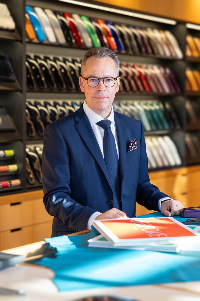 براونريدج في المكتب الخاص في دبي حيث تولد المفاهيم الإبداعية لسيارات الأحلام المبتكرة حسب الطلب. براونريدج في المكتب الخاص في دبي حيث تولد المفاهيم الإبداعية لسيارات الأحلام المبتكرة حسب الطلب.