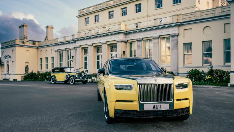 سيارة Phantom Goldfinger التي تحتفي بالذكرى الستين لانطلاقة فيلم جيمس بوند الشهير "إصبع الذهب"، وتبدو في الخلفية سيارة Phantom III Sedanca de Ville من عام 1937. سيارة Phantom Goldfinger التي تحتفي بالذكرى الستين لانطلاقة فيلم جيمس بوند الشهير "إصبع الذهب"، وتبدو في الخلفية سيارة Phantom III Sedanca de Ville من عام 1937.