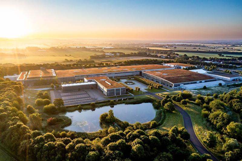 صورة جوية لغودوود، مقر شركة رولز – رويس والمكان الوحيد في العالم حيث تُصمم السيارات وتُصنّع يدويًا. صورة جوية لغودوود، مقر شركة رولز – رويس والمكان الوحيد في العالم حيث تُصمم السيارات وتُصنّع يدويًا.