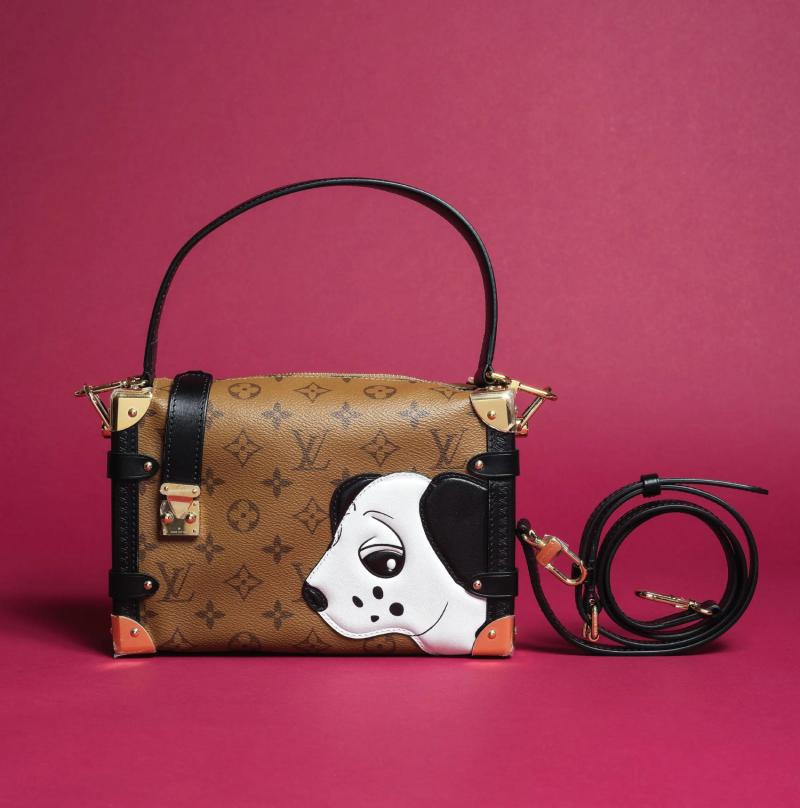 أكثر من 300 قطعة من الحقائب والأوشحة.. بونهامز تحتفي بإبداعات لويس فويتون في مزاد "مونوغرام في دائرة الضوء" أكثر من 300 قطعة من الحقائب والأوشحة.. بونهامز تحتفي بإبداعات لويس فويتون في مزاد "مونوغرام في دائرة الضوء"