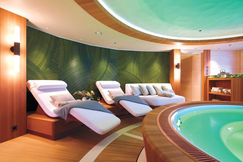 يثري المساحات الداخلية على متن يخت Sparta نادٍ صحي ياباني الطابع.   يثري المساحات الداخلية على متن يخت Sparta نادٍ صحي ياباني الطابع.