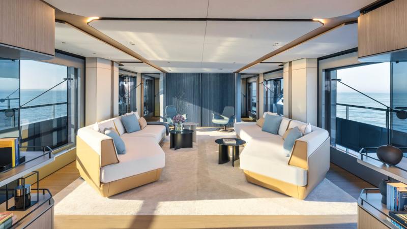 يكشف الصالون على متن يخت Grande Trideck من أزيموت عن الميل إلى تصميم مساحات داخلية أكثر هدوءًا تشجع على التأمل.  يكشف الصالون على متن يخت Grande Trideck من أزيموت عن الميل إلى تصميم مساحات داخلية أكثر هدوءًا تشجع على التأمل.