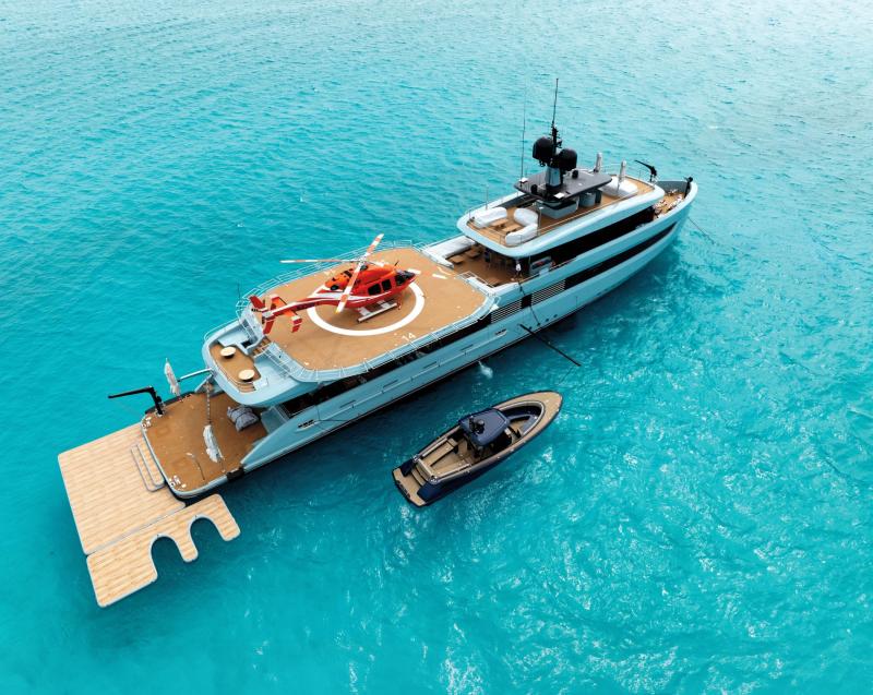 يعكس مهبط المروحيات في الجزء الخلفي من يخت Limerence  تضافر الشكل مع الوظيفة على نحو مثالي. فهذه المنصة لا توفّر مساحة لهبوط مروحية من طراز ACH145 فحسب، بل تتميّز بمرونة تتيح استخدامها في المناسبات الاجتماعية وفي مباريات كرة السلة المصغّرة، ما يعزز الطابع التصميمي المتفرّد الذي يتمايز به هذا اليخت البالغ طوله 172 قدمًا.  يعكس مهبط المروحيات في الجزء الخلفي من يخت Limerence  تضافر الشكل مع الوظيفة على نحو مثالي. فهذه المنصة لا توفّر مساحة لهبوط مروحية من طراز ACH145 فحسب، بل تتميّز بمرونة تتيح استخدامها في المناسبات الاجتماعية وفي مباريات كرة السلة المصغّرة، ما يعزز الطابع التصميمي المتفرّد الذي يتمايز به هذا اليخت البالغ طوله 172 قدمًا.