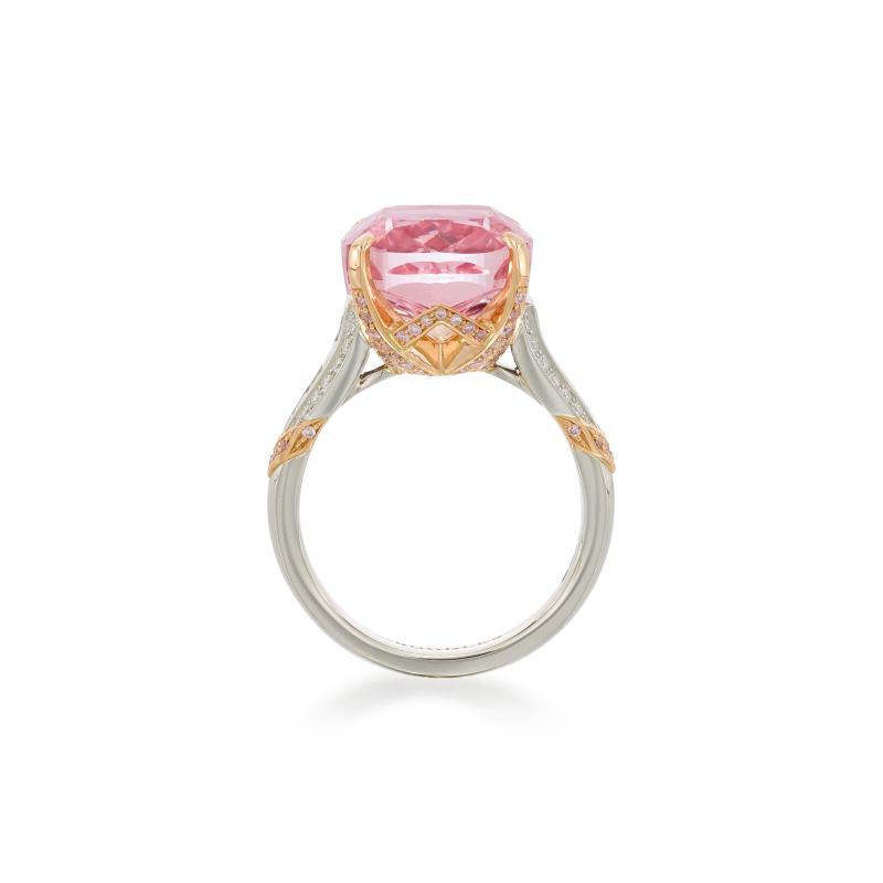 سوذبيز تعرض ألماسة "الوردة المتوهجة" النادرة بقيمة 20 مليون دولار في نوفمبر سوذبيز تعرض ألماسة "الوردة المتوهجة" النادرة بقيمة 20 مليون دولار في نوفمبر