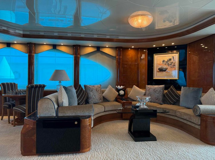 يخت فاخر بمواصفات أوروبية كلاسيكية يخت فاخر بمواصفات أوروبية كلاسيكية