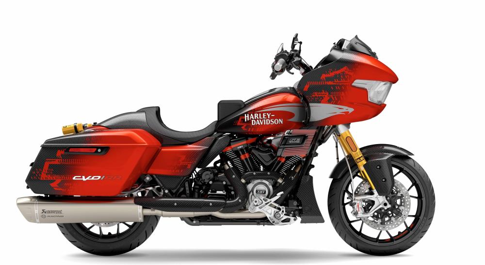 تتمايز الدراجة بمحرك من طراز Screamin’ Eagle V-Twin قادر على إنتاج قوة قصوى تبلغ 153 حصانًا عند 5,750 دورة في الدقيقة./ دراجة هارلي ديفيدسون CVO Road Glide RR
