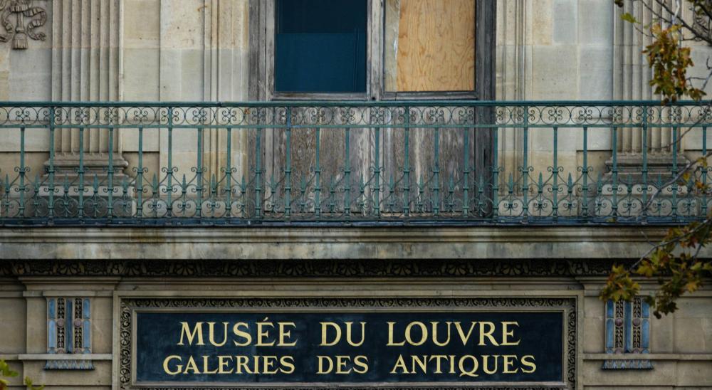 سرقة جواهر التاج الفرنسي من متحف اللوفر في عملية سطو جريئة تهز باريس