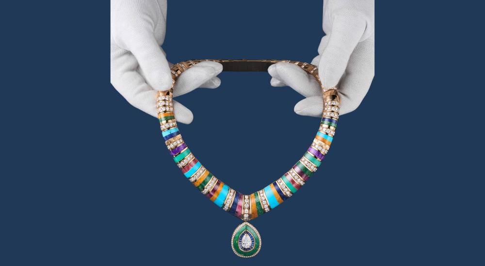 عقد Kaleidoscope Lights، مشغول من الذهب ومزدان بشرائح دقيقة منحنية من السوداليت، واليشب، والكريسوبراس، والسوجيليت والفرديت، وتزيّن مركزه ألماسة بقطع الكمثرى زنة 3.01 قيراط.