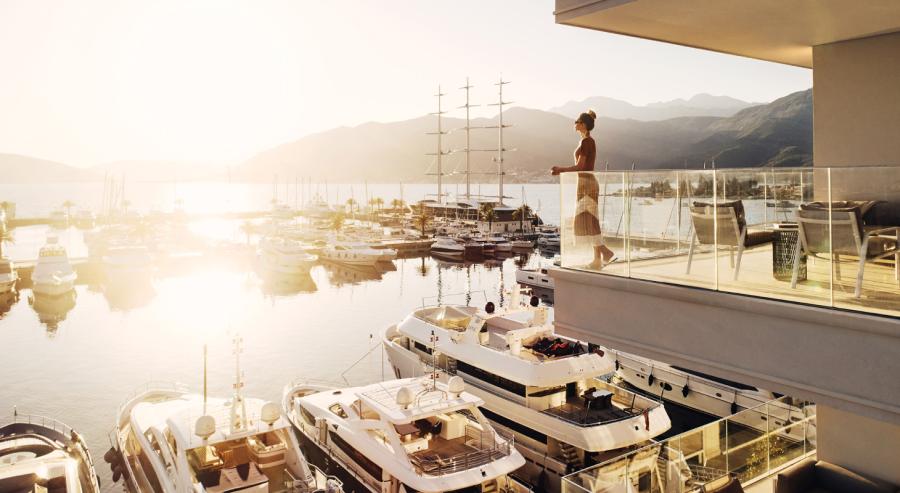 من هونغ كونغ إلى دبي، خمس وجهات جديدة ليخوتكم الفارهة. قبل عشر سنوات، كان مرسى بورتو مونتينيغرو موقعًا بحريًا راكدًا، لكنه تحوّل اليوم إلى الوجهة الأولى لليخوت الفارهة في شرق البحر الأبيض المتوسط.