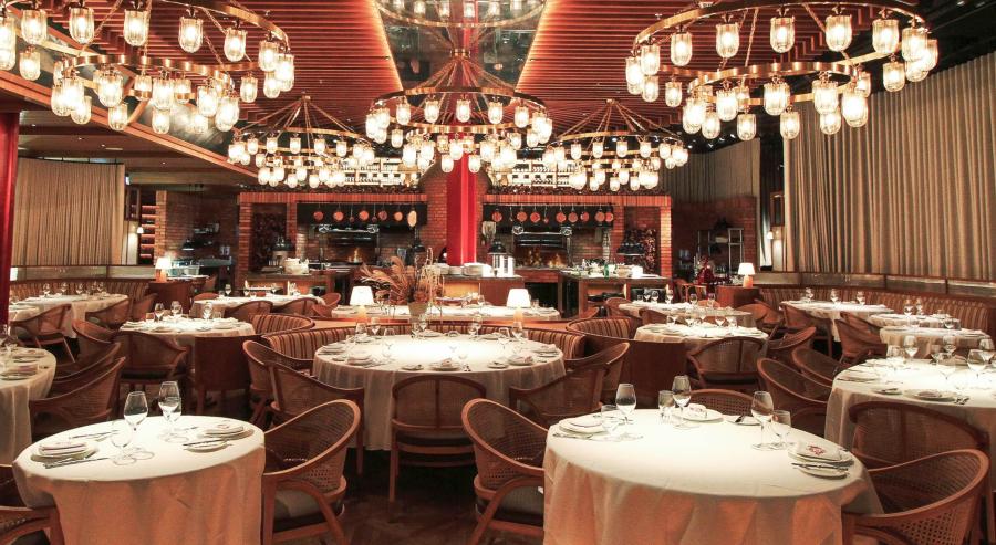يشكل مطعم The Salon القلب النابض لمشروع ذا غيلد، ويستلهم مطاعم الشواء الشهيرة في نيويورك ولندن.
