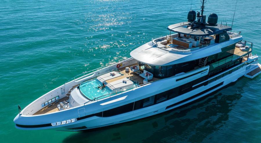 يضم اليخت Oceano 44 من مانغوستا مسبحًا زجاجيًا في مقدمة سطحه.