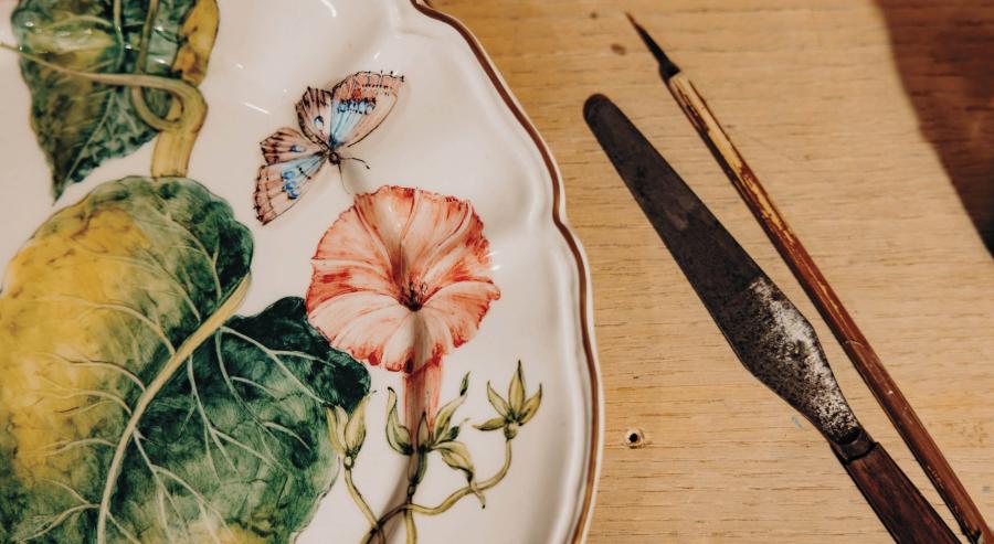 بين الأصالة والإبداع الفني.. رحلة الأطباق الخزفية في محترف عريق بميلانو