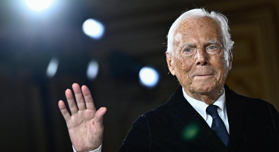 بعد غياب استثنائي.. جورجيو أرماني يؤكّد عودته إلى منصة الموضة في سبتمبر