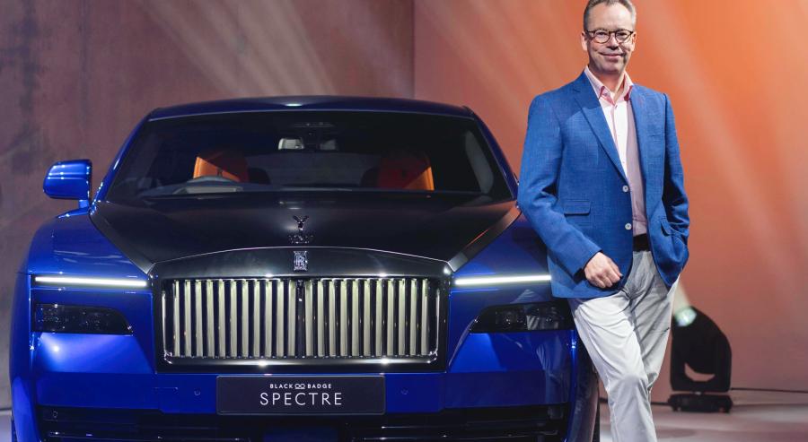 كريس براونريدج متكئًا على سيارة بلاك بادج سبيكتر التي حصدت هذا العام جائزة أفضل الأفضل من مجلة Robb Report عن فئة السيارات الكهربائية.