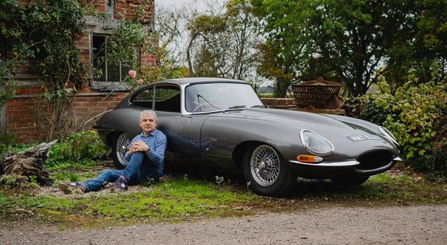 دار أيكونيك أوكشنيرز تستعد لبيع سيارة جاكوار E-Type نادرة من مجموعة روان أتكينسون