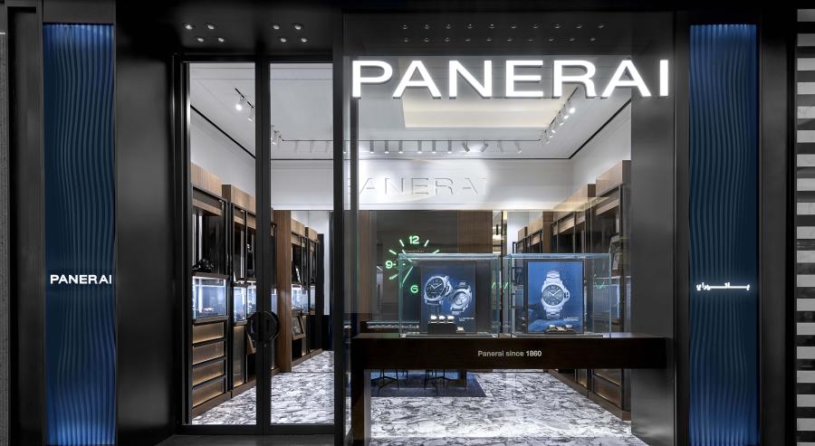 يستعرض المتجر أبرز المحطات التي شهدت تطور المزايا التقنية في ساعة بانيراي وسط تصميم يناغم بين الزخارف العربية والخطوط الهندسية الإيطالية