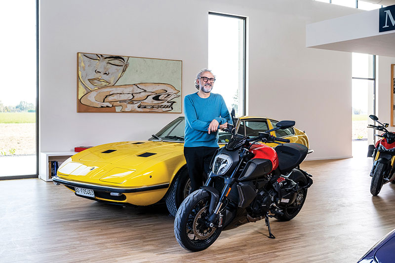 بوتورا إلى جانب سيارته Maserati Indy 4900، ودراجته Ducati Diavel 1260S، ولوحة The Skull التي أبدعها فرانشيسكو كليمنتي. 