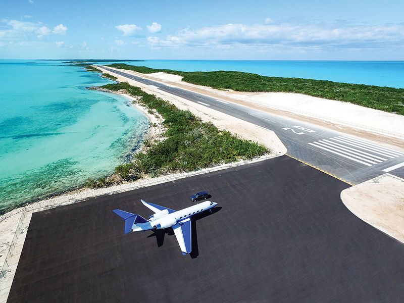 جزيرة بلو آيلاند في الباهاما هي الجزيرة الخاصة الوحيدة في الكاريبي التي تتميز بمدرج طويل للطائرات.