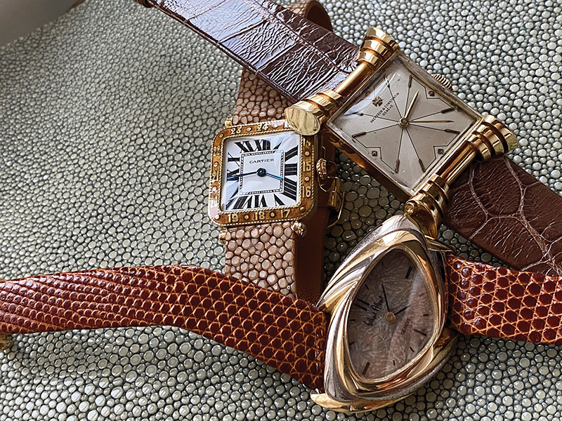 من الأعلى باتجاه عقارب الساعة: ساعة Cornucopia عتيقة الطراز من فاشرون كونستانتين، وساعة من طراز Patek Philippe Gilbert Albert، وساعة من طراز Tank Arrondie من كارتييه. 