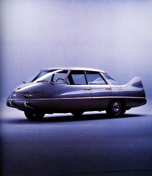 تميزت سيارة Pininfarina X من عام 1960 بأربع عجلات رُتبت في شكل ألماسي