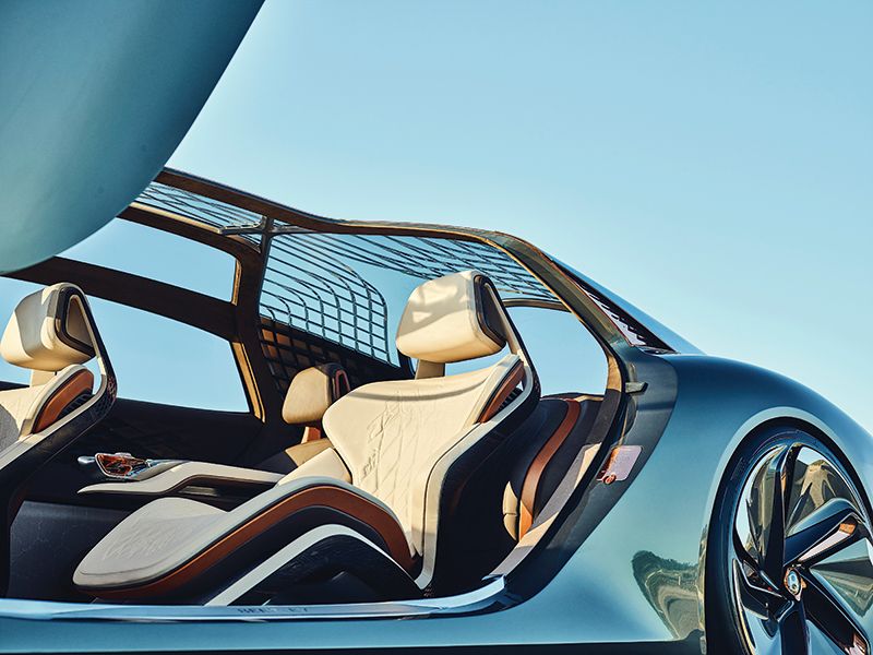تعكس سيارة EXP 100 GT التي كشفت عنها بنتلي لعام 2019 تصورًا يزاوج بين القوة الكهربائية ومزايا الفخامة مع بعض وظائف الذكاء الاصطناعي في عام 2035. 