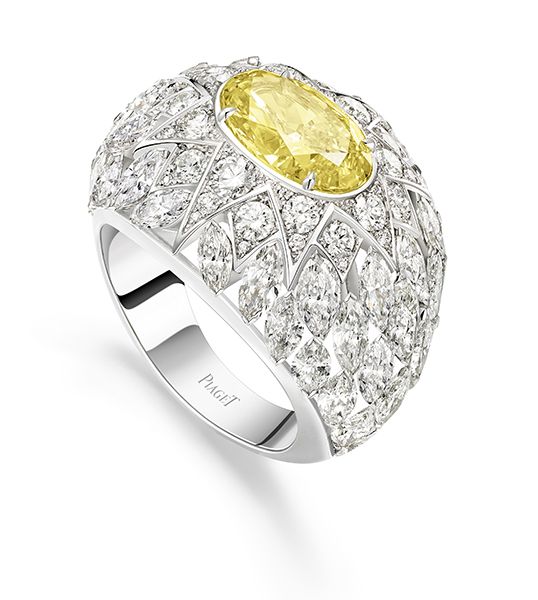خاتم Rising Star المشغول من الذهب الأبيض والمرصع بالألماس، يزهو مركزه بضياء حجر من الألماس الأصفر بيضاوي القطع زنة 2.77 قيراط. 