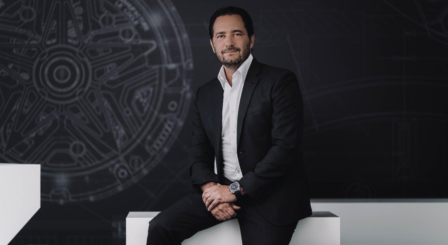 جوليان تورنار معصمه بساعة زينيث من طراز Defy El Primero 21 يزيّن جوليان تورنار معصمه بساعة زينيث من طرازDefy El Primero 21 مشغولة في علبة من التيتانيوم المصقول.