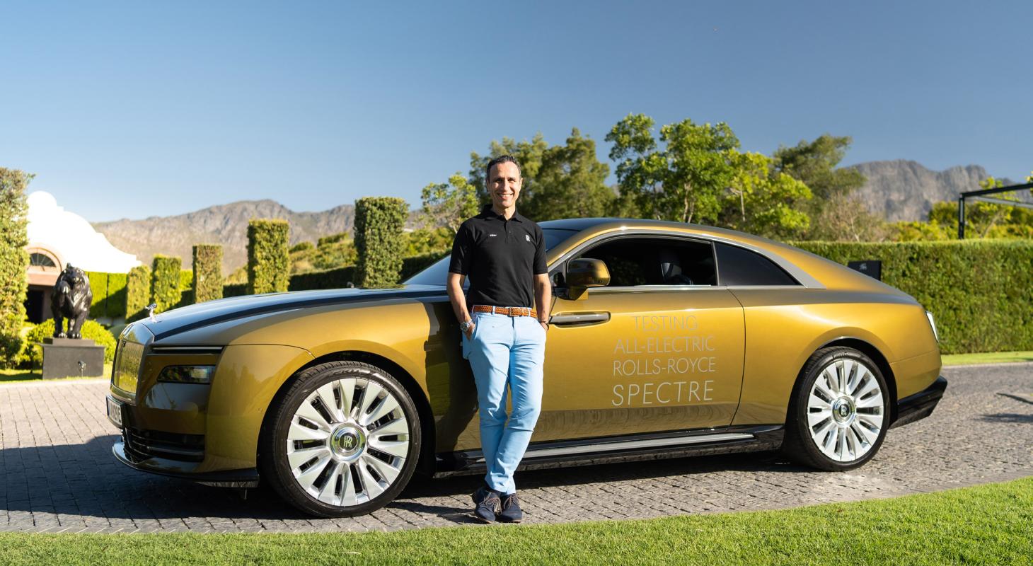 الدكتور مهيار أيوبي إلى جانب سيارة سبيكتر في سياق مرحلة جديدة من برنامج الاختبارات المكثف الخاص بأول سيارة كهربائية بالكامل من رولز – رويس. 