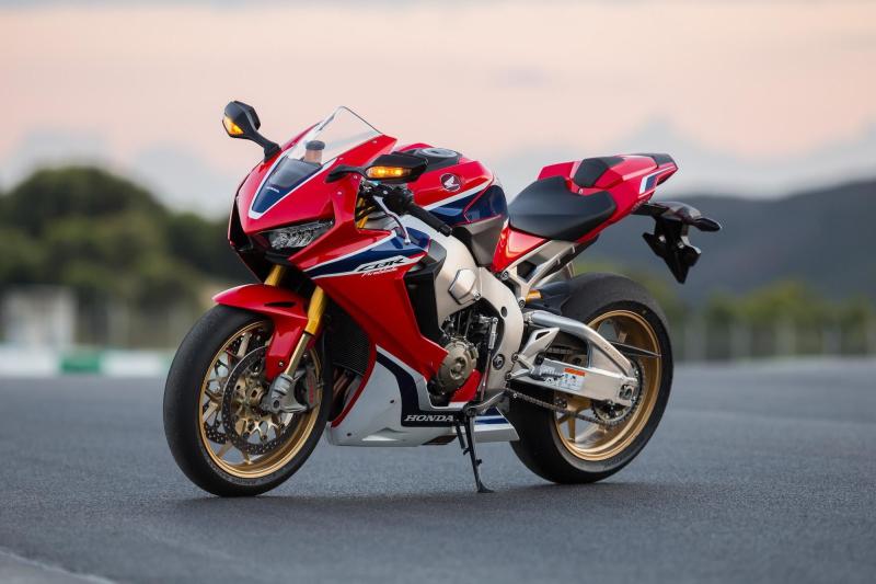 الدراجة CBR 1000 RR Fireblade/أسرع دراجات نارية يمكن شراؤها اليوم