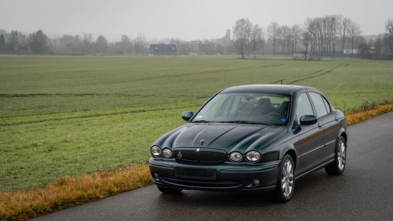 سيارة Jaguar X-Type