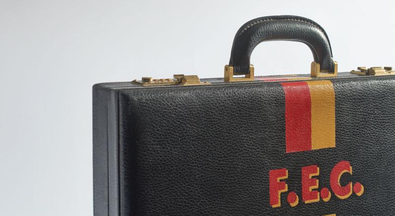 حقيبة جلدية للأوراق والمستندات تزدان بخطوط وأحرف منقوشة ملوّنة من إف. إي. كاسلبيري (2,950 دولارًا)