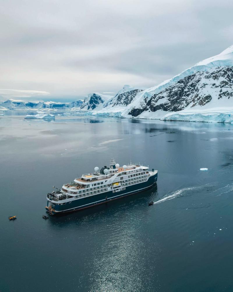 سفينة مينيرفا وبعض القوارب السريعة في مرسى نيكوNeko Harbor. سفينة مينيرفا وبعض القوارب السريعة في مرسى نيكوNeko Harbor.