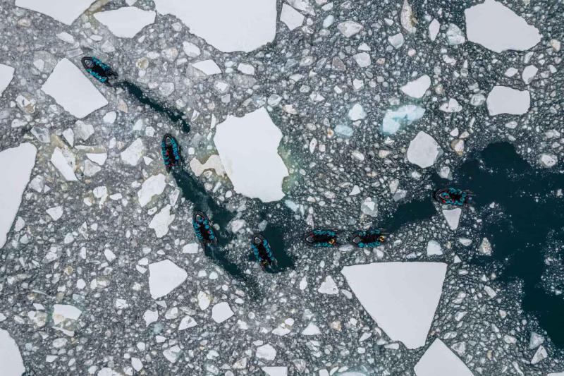 صورة جوية للقوارب السريعة التابعة لسفينة مينيرفا وهي تبحر عبر القطع العائمة والمجمدة المعروفة باسم شظايا الجليد في الممر الفرنسي، حيث يمكن للمسافرين مشاهدة الفقمات آكلة السرطان وطيور البطريق والحيتان الحدباء. صورة جوية للقوارب السريعة التابعة لسفينة مينيرفا وهي تبحر عبر القطع العائمة والمجمدة المعروفة باسم شظايا الجليد في الممر الفرنسي، حيث يمكن للمسافرين مشاهدة الفقمات آكلة السرطان وطيور البطريق والحيتان الحدباء.