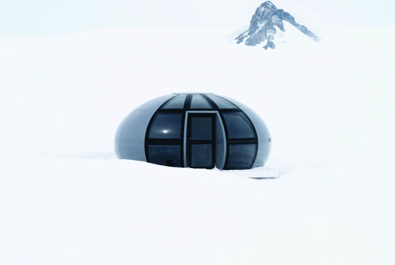 غرفة نوم في أحد مخيمات وايت ديزيرت الصديقة للبيئة التي توفرها شركة وايت ديزرت تبدو أقرب إلى كبسولة فضائية هبطت من المريخ. غرفة نوم في أحد مخيمات وايت ديزيرت الصديقة للبيئة التي توفرها شركة وايت ديزرت تبدو أقرب إلى كبسولة فضائية هبطت من المريخ.