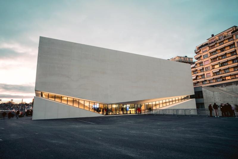 المبنى الذي يشغله متحف التصميم والتطبيقات الفنية المعاصرة MUDAC ومتحف لإيليزيه للصور Photo Elysée