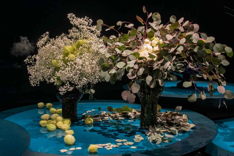 انسجام رائع بين الإناء والأزهار من توقيع Venini والمصمم الفرنسي سيلفان روكا داخل معرض Blossoming Beauty.