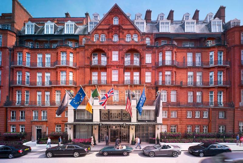 يرتسم الفندق الذي يحتفي بفن الآرت ديكو جوهرة فندقية تتلألأ في حي ماي فير الراقي وسط لندن. 
