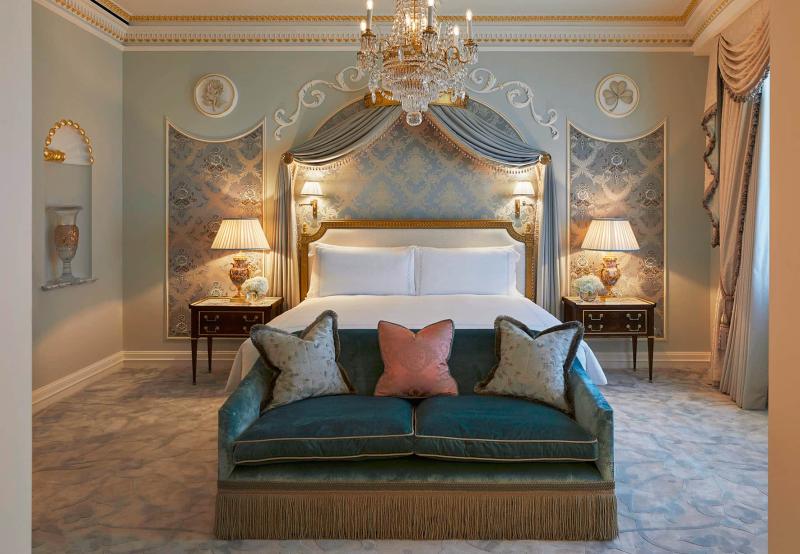 عناصر تصميم كلاسيكية توحي بالفخامة تغلب على حجرة النوم في الجناح الملكي. 