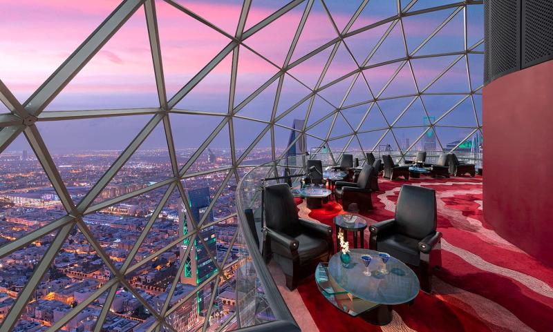 يحتلّ مطعم ذا غلوب القبة الذهبية التي تتوّج أعلى برج الفيصلية، متيحًا إطلالة آسرة على أفق الرياض.