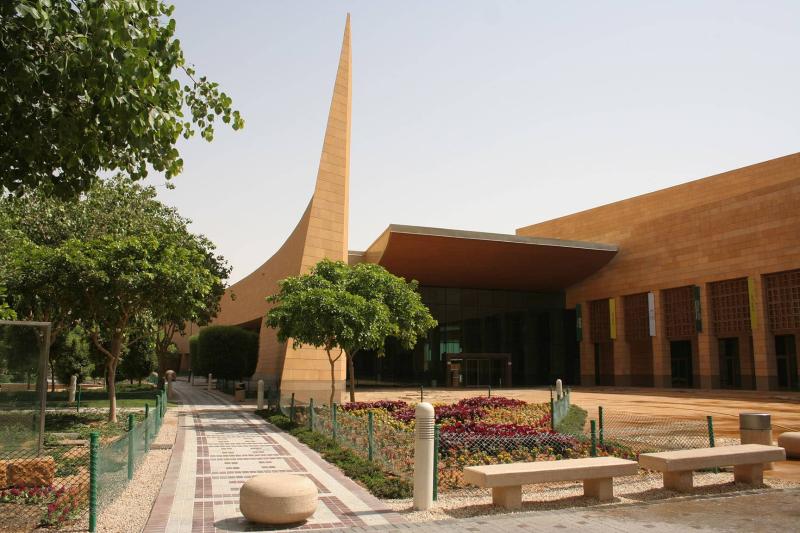 في مركز الملك عبد العزيز التاريخي حيث يقع المتحف الوطني الزاخر بمقتنيات توثّق تاريخ المملكة وأشكال الحياة التي عرفها سكّانها الأوائل.
