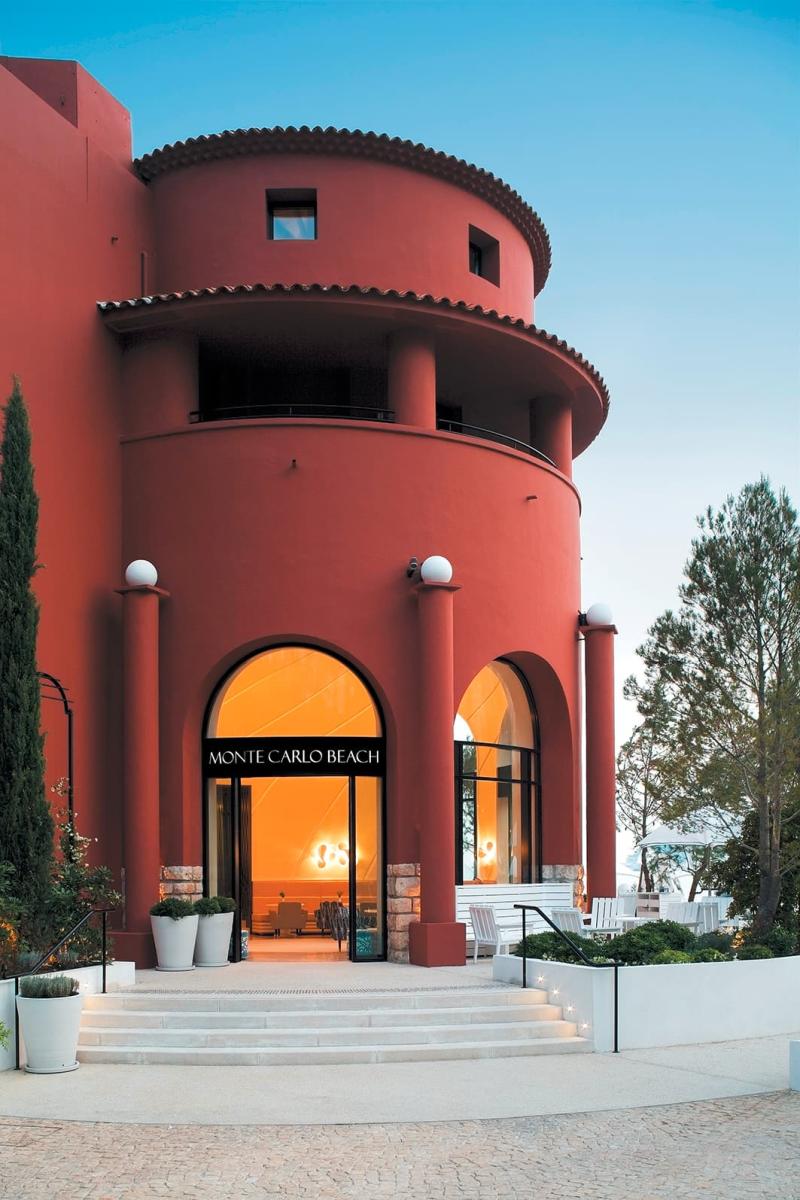 فندق مونتي – كارلو بيتش الشاطئي الذي يحمل توقيع المعماري إنديا مهدفي. 