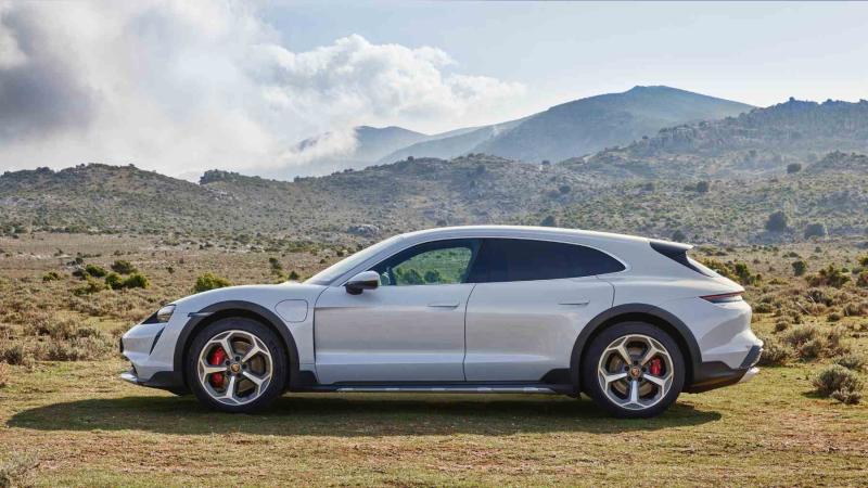 سيارة Porsche Taycan Cross Turismo الكهربائية