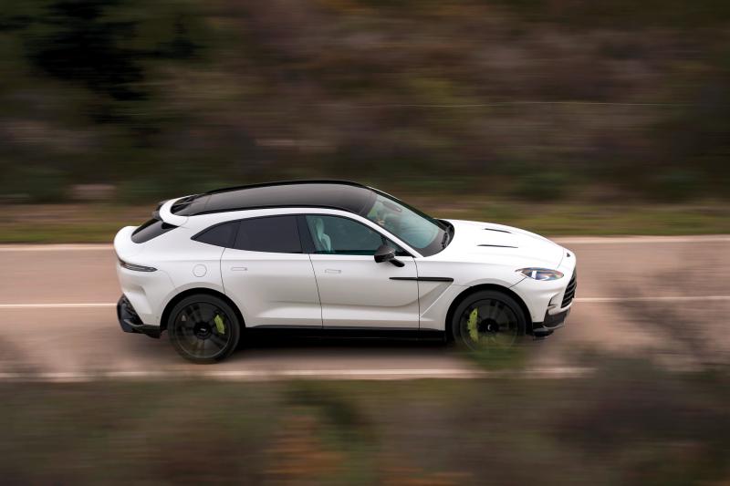 السيارة الرياضية متعددة الاستعمالات Aston Martin DBX707