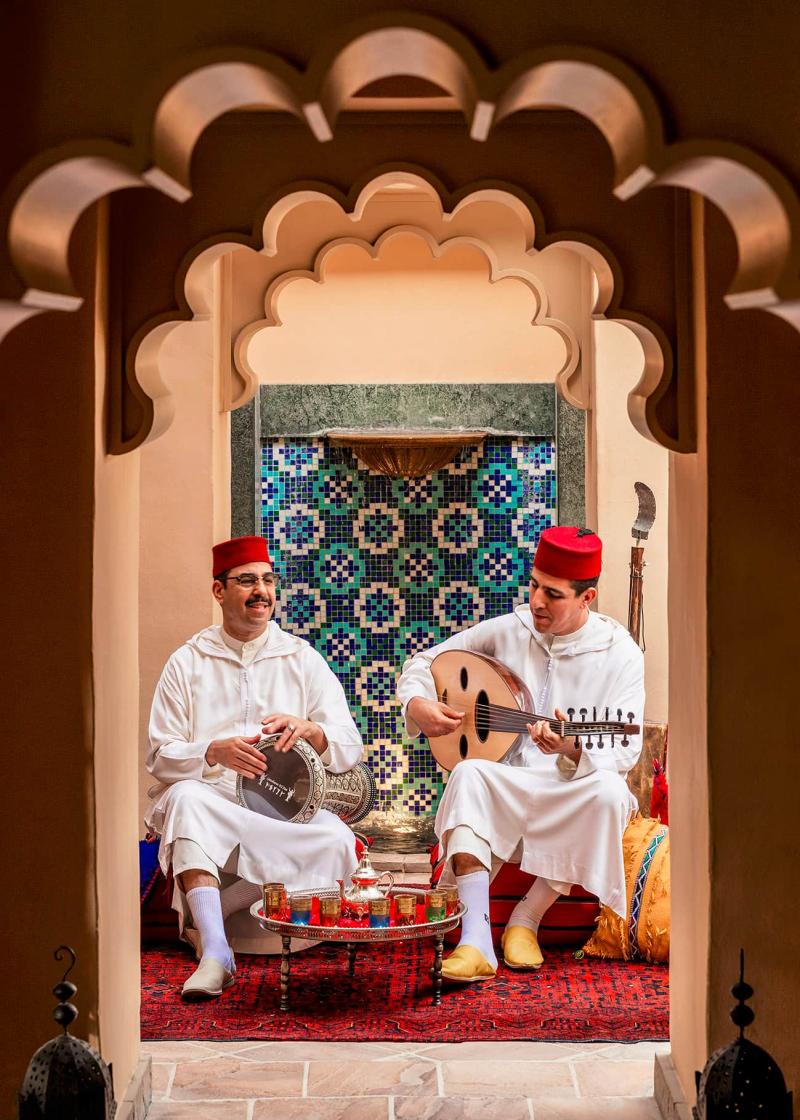 أغنيات طربية يدندن بها عازفان بالزي التقليدي تستحضر مشاهد من التراث المغربي الأصيل.