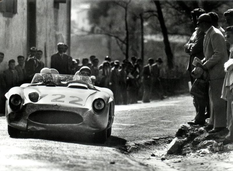 ستيرلينغ موس ودنيس جنكينسون على متن سيارة Mercedes – Benz 300 SLR في سباق عام 1955.