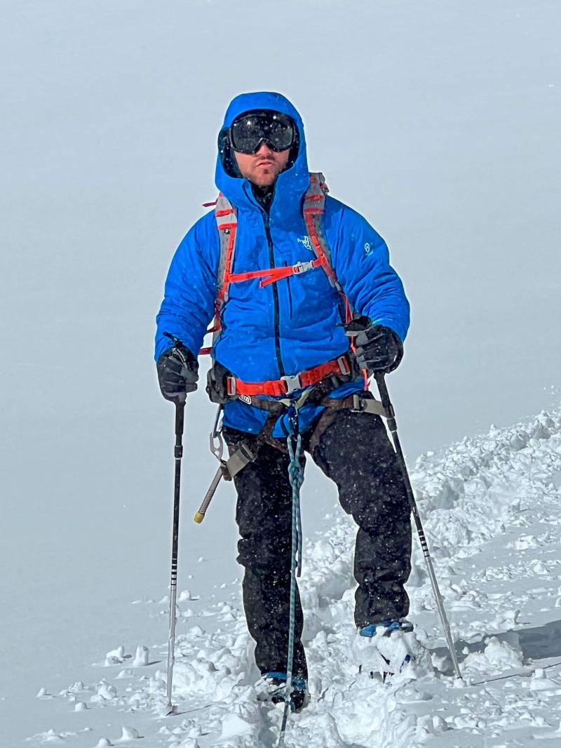 حسان الأخرس في رحلة شاقة إلى قمة جبل مون بلان لاختبار إحدى ساعات دار مون بلان.
