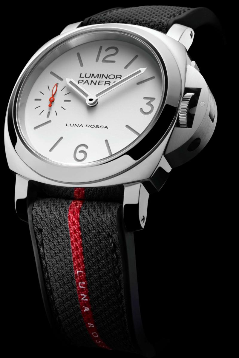 بانيراي تضيف ساعة جديدة إلى مجموعة LUMINOR LUNA ROSSA