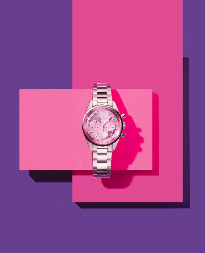 ساعة Zenith Chronomaster Original Pink من زينيث، مشغولة في علبة من الفولاذ المقاوم للصدأ بقطر 38 ملليمترًا (بسعر 10,000 دولار، وتُخصص 20% من الإيرادات لمؤسسة سوزان ج. كومن).