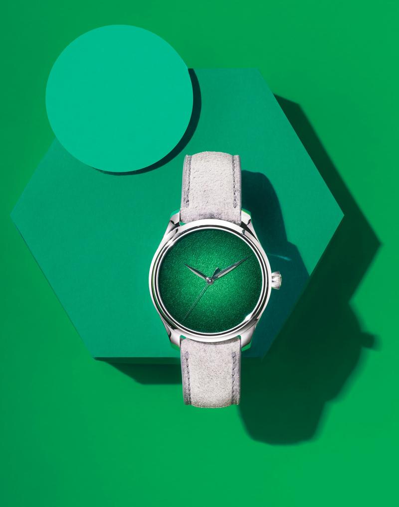 ساعة H. Moser & Cie Endeavour Center Seconds Concept Lime Green من إتش موزر أند سي، صيغت علبتها بقطر 40 ملليمترًا من الفولاذ المقاوم للصدأ (بسعر 27,600 دولار). 